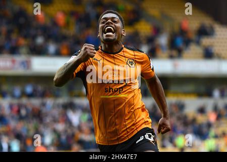 Ivan Cavaleiro de Wolverhampton Wanderers célèbre après avoir marquant un but pour le faire 3-1. Wolverhampton Wanderers / Brentford à Molineux 24/09/2016 - Sky Bet Championship Banque D'Images