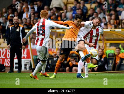 Joao Teixeira de Wolverhampton Wanderers avec Ryan Woods et Harlee Dean de Brentford. Wolverhampton Wanderers / Brentford à Molineux 24/09/2016 - Sky Bet Championship Banque D'Images