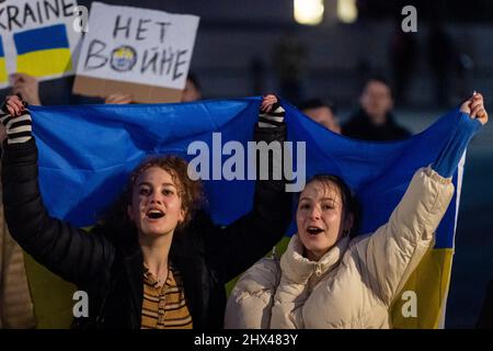 Londres, Royaume-Uni. 9 mars 2022. Les manifestants manifestent leur solidarité avec le peuple ukrainien lors d'une manifestation en soirée à Trafalgar Square. L’invasion de l’Ukraine par la Russie se poursuit jusqu’à ses 14th jours. Credit: Stephen Chung / Alamy Live News Banque D'Images