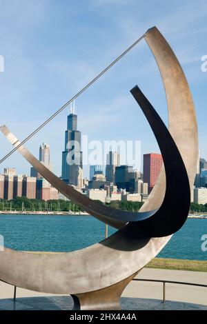 L'HOMME ENTRE DANS LA SCULPTURE COSMOS SUNDIAL (©HENRY MOORE 1980) ADLER PLANETARIUM CENTRE-VILLE CHICAGO SKYLINE ILLINOIS USA Banque D'Images