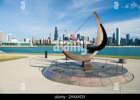 L'HOMME ENTRE DANS LA SCULPTURE COSMOS SUNDIAL (©HENRY MOORE 1980) ADLER PLANETARIUM CENTRE-VILLE CHICAGO SKYLINE ILLINOIS USA Banque D'Images