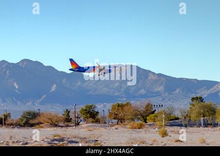 Las Vegas, NV, États-Unis – 17 février 2022 : arrivée de l'avion de ligne Allegiant Air à l'aéroport McCarran de Las Vegas, Nevada. Banque D'Images