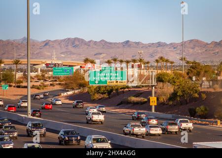 Las Vegas, Nevada, États-Unis – 17 février 2022 : panneau de sortie d'autoroute pour Sunset Road et l'aéroport McCarron sur l'Interstate 215 à Las Vegas, Nevada. Banque D'Images