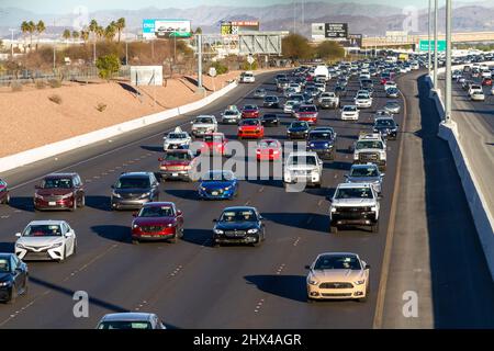 Las Vegas, Nevada, États-Unis – 17 février 2022 : trafic routier intense l'après-midi sur l'Interstate 215 à Las Vegas, Nevada. Banque D'Images
