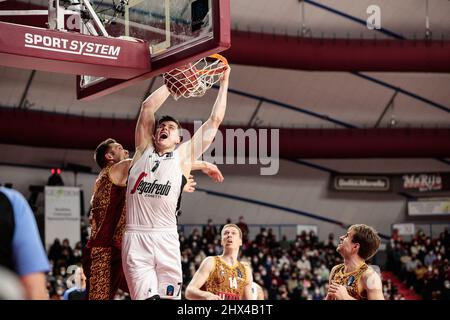 Palasport Taliercio, Venise, Italie, Marzo 09, 2022, La schiacciata di Amar Alibegovic (Segafredo Virtus Bologna) pendant Umana Reyer Venezia vs Virtus Segafredo Bologna - Championnat de basket-ball Eurocup Banque D'Images