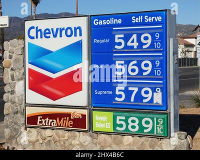 Affiche indiquant le prix de l'essence affiché à une station de Chevron. La Californie a certains des prix de carburant les plus élevés du pays. Banque D'Images