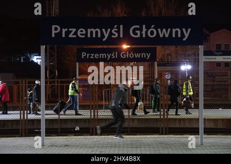 Przemysl, Pologne. 09th mars 2022. Les réfugiés d'Ukraine, accompagnés d'assistants en gilets haute visibilité, se trouvent à pied sur une piste de la gare. Les troupes russes ont envahi l'Ukraine le 24 février. Credit: Sebastian Gollnow/dpa/Alay Live News Banque D'Images