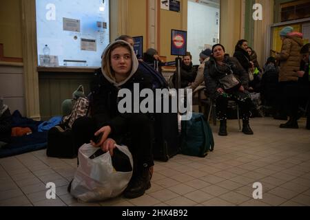 Przemysl, Pologne. 09th mars 2022. Albina, qui a fui l'Ukraine, est assise sur sa valise à la gare. Les troupes russes ont envahi l'Ukraine le 24 février. Credit: Sebastian Gollnow/dpa/Alay Live News Banque D'Images