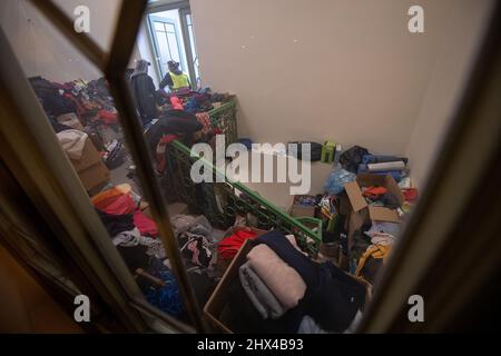 Przemysl, Pologne. 09th mars 2022. Les dons se trouvent dans un escalier à la gare. Les troupes russes ont envahi l'Ukraine le 24 février. Credit: Sebastian Gollnow/dpa/Alay Live News Banque D'Images