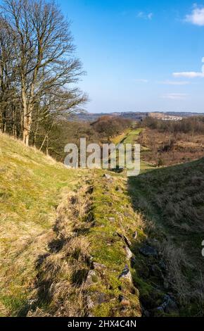 Vue vers l'est le long du mur Antonine depuis Bar Hill, Twechar près de Glasgow, en Écosse centrale. Banque D'Images