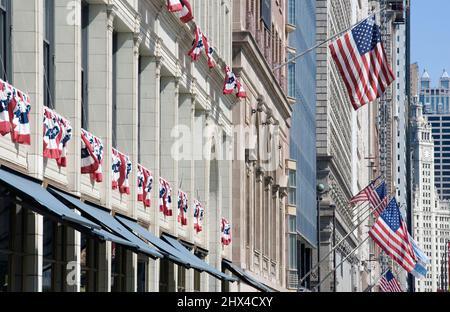 ÉTATS-UNIS DRAPEAUX VOLANT MICHIGAN AVENUE CHICAGO ILLINOIS ÉTATS-UNIS Banque D'Images