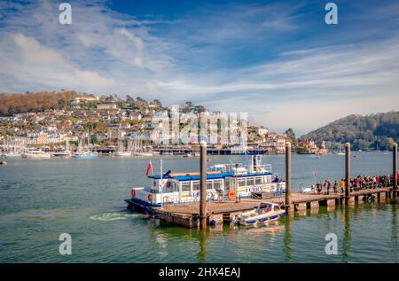 Les passagers sont prêts à embarquer sur le ferry, au terminal North Embankment, à Dartmouth. Kingswear est dans le backgorund. Banque D'Images