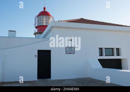 Vue de face du phare traditionnel au Cap de Saint Vincent, Portugal, Europe Banque D'Images