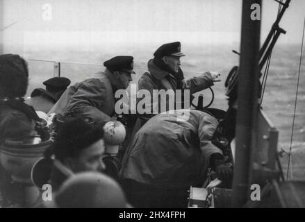 Convoi britannique en Russie: Contre-amiral Rhoderick R. McGrigor, C.B. D.S.O., qui commandait l'escorte du convoi avec son officier supérieur des opérations, le Lieutenant Commandant G.R.G. Watkins, D.S.O., D.S.C., R.N., sur le pont de la Campanie lors d'une attaque aérienne ennemie. Photo prise à bord du transporteur d'escorte britannique Campania lors d'un récent convoi britannique en provenance et à destination de la Russie lorsqu'un U-boat a été coulé et que de nombreux avions allemands attaquants ont été envoyés s'écrasant dans la mer. (Voir l'histoire de l'Amirauté journal du soir 31-3145. 28 mai 1945. (Photo de l'amirauté officielle britannique). Banque D'Images