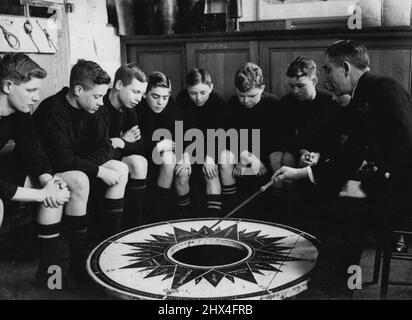 L'école de l'hôpital royal Holbrook, Suffolk, où les fils de la marine et les P.O. sont instruits et formés pour entrer dans la marine de H.M. 'La Boussole' dans la classe de matelots. 16 avril 1940. (Photo de Sport & General Press Agency Limited). Banque D'Images