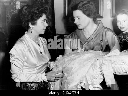 La Reine de Grèce est la Parrain - la Reine Frederika de Grèce (à gauche), avec la princesse Ortrud de Sonderburg-Gluecksburg, qui tient sa fille de six semaines, la princesse Frederika Louise, Il a été baptisé au château de Marienburg, résidence du duc de Brunswick, père de la reine Frederika et du prince Ernst August de Hanovre, père de l'enfant. La reine Frederika, qui était la dernière en Allemagne à l'automne 1951 lors du mariage de son frère, le prince Ernst August à la princesse Ortrud, était la marraine de l'enfant. 8 janvier 1953. Banque D'Images