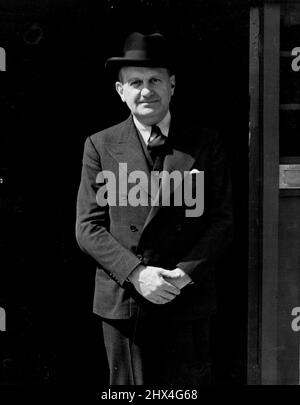 Pioneer Airplane Builder:M. F. Handley page, C.B.E., fondateur et directeur général de la célèbre firme britannique de constructeurs d'avions, photographié à la veille du 30th. 17 juin 1909. Des centaines de pionniers d'Avation ont assisté à un banquet de célébration. Présente Handley page la production à grande échelle concerne les bombardiers à longue portée à deux moteurs Hampden qui rééquipent maintenant les escadrons de la Royal air Force en centaines.M. Handley page est président de la société britannique Aircraft Constructors, vice-président du Royal Aero Club et vice-président du conseil d'immatriculation des avions. 22 juin 1939. (Photo par vol Pho Banque D'Images