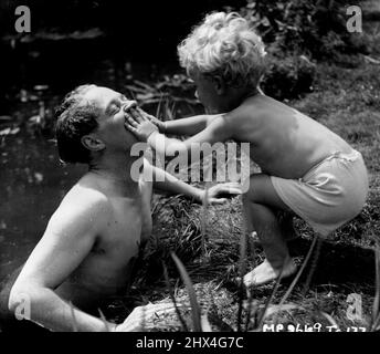 Jimmy Hanley, était un commando pendant la guerre, et son fils de trois ans Jeremy semble suivre dans les reps de père, car il fait de son mieux pour pousser Jimmy dans la rivière. Réalisé par Jeffrey Dell à Denham, Two Cities, « It's Hard to be good », stars Anne Crawford, Jimmy Hanley dans man rôles de vedette - associé producteur John W. Gosage. 5 décembre 1948. Banque D'Images