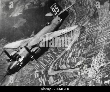 De retour d'une attaque sur la ligne ferroviaire Florence-Rome, ce B-26 Marauder de la première Force aérienne tactique survole un bloc permanent sur le chemin de fer italien de la côte ouest près de Cecina, le pont ferroviaire a été attaqué avec succès tant de fois que toutes les tentatives de réparation ont été manquées. Cela fait partie de l'"opération Strangle" qui a empêché à travers les trains allemands de se déplacer au sud de la ligne Pise-Rimini en Italie centrale depuis mars 24th. 25 mai 1944. (Photo par U.S. Office of War information Picture). Banque D'Images