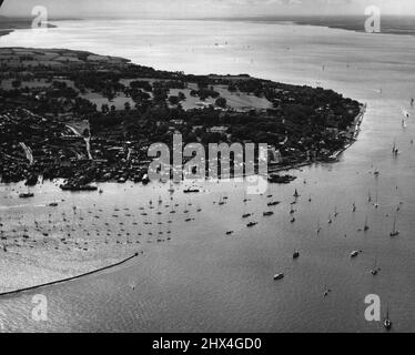 Île de Wight de l'air: Cowes. Vue de Cowes, île de Wight, pendant la semaine de Cowes, la célèbre série annuelle d'événements de yachting qui a lieu généralement pendant la première semaine d'août Cowes est le port principal de l'île, et a une population de 16 360. - Le bâtiment en terrasse blanche, illustré à droite de la photo, est le Globe Hotel. 16 mars 1955. (Photo par Camera Press). Banque D'Images