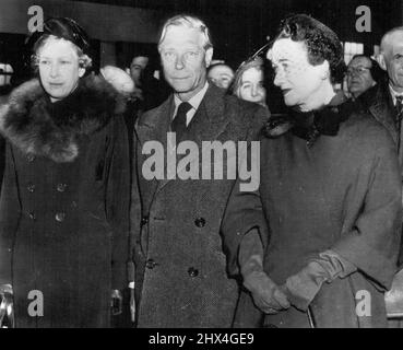 La duchesse reste à la maison comme les voiles de Windsor -- la duchesse de Windsor, à droite, accompagne le duc de Windsor et sa sœur, la princesse Mary, la princesse royale d'Angleterre, alors que le couple royal se prépare à naviguer d'ici sur la ligne de la reine Elizabeth. Le duc et la princesse Mary naviguent en Angleterre pour aller au chevet de leur mère malade, la reine Mary, âgée de 86 ans. La duchesse, toujours en dehors du cercle de la famille royale, restera à New York. Cette photo est transmise à la demande du Chicago Sun-Times. 07 mars 1953. (Photo par AP Wirephoto). Banque D'Images