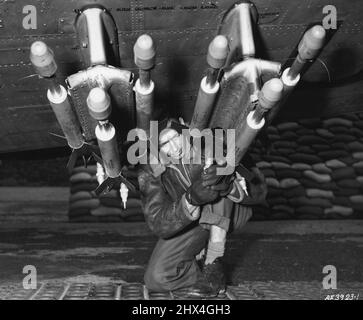 Fume pour les communistes -- bien que ces explosifs à l'aspect mortel étant armés sous l'aile d'un T-6 Mosquito par A/1C William T. Rodgers de McAlester, en Oklahoma, ne sont pas en eux-mêmes mortels, Les troupes communistes le long de la ligne de bataille savent seulement trop bien qu'après que ces roquettes de fumée aient frappé une cible, elles sont rapidement suivies d'une attaque explosive de bombardier de l'ONU. Les moustiques plus lents du contrôle tactique de la US Air Force 6147th permettent de repérer la ligne de bataille de l'ennemi, marquant ainsi les cibles difficiles à repérer à partir d'un avion à réaction rapide. Les bombardiers de combat suivent une attaque à la hauteur de l'objecti Banque D'Images