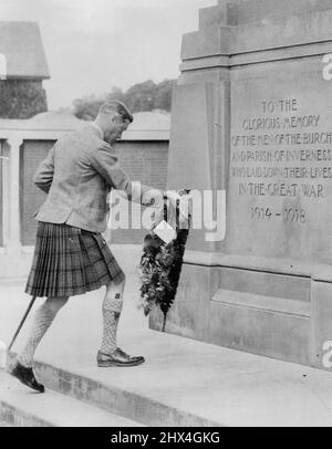 Le Prince de Galles visite la capitale du Nord. A l'occasion de sa visite à Inverness hier, le prince de Galles a fait quatre inspections de gardes d'honneur, a reçu la liberté du Burgh, cook du déjeuner officiel, A déposé une couronne sur le mémorial de guerre et a effectué l'ouverture d'une extension à l'infirmerie royale du Nord et l'ouverture du Mémorial scout à feu Lady Maud Lawson, en moins de trois heures. Le prince dépose sa couronne sur le mémorial de guerre d'Inverness. 27 juin 1931. (Photo de Totopique Press) Banque D'Images