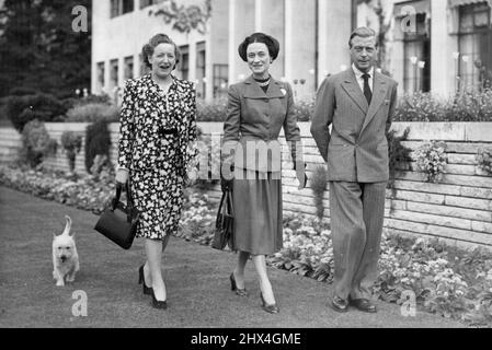 The Windsor Her Picture shows: Le duc et la duchesse de Windsor en photo avec Mme Frank Parkinson (à gauche), marchant sur les terrains de Charters cet après-midi, vendredi. Le duc et la duchesse de Windsor où les passagers de la « Reine Elizabeth », qui accostage à Southampton, forment New York la nuit dernière. Ils ont quitté le navire ce matin (vendredi) et se sont enfuis à Charters, la maison de luxe à Sunninghil, Berks, qui leur a été prêtée par Mme Frank Parkinson. Après une quinzaine de jours dans ce pays, le duc et la duchesse partiront pour passer l'été dans le sud de la France. 16 mai 1947. (Photo de Reuterphoto) Banque D'Images