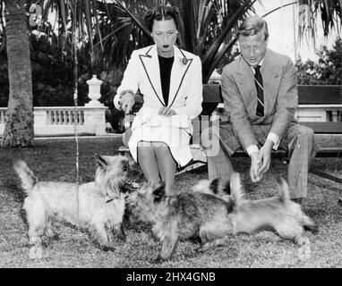 Duke & Duchess de Windsor avec leurs 3 chiens qui accompagnaient le yacht de luxe Chin en traversant le sud jusqu'à Miami, Floride. 10 octobre 1940. (Photo de la presse associée) Banque D'Images