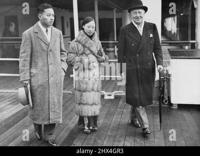 La jolie princesse chinoise arrive à Londres, le 14th décembre. La sœur de l'ex-empereur de chine, âgée de vingt ans, et son mari sont arrivés en Angleterre pour une visite privée, et seront les invités de sir Riceland F. Johnston, et de son mari depuis qu'ils étaient enfants, et ont été tuteurs au frère de la princesse. M. et Mme Cheng avec leur hôte, Sir Reginald Johnston, quittent le paquebot japonais Terukuni Maru à Tilbury, le 14 décembre. 23 janvier 1933. (Photo de Sport et General Press Agency Limited). Banque D'Images