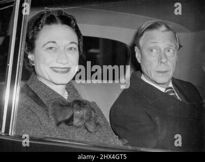 Le Windsor à Londres la duchesse de Windsor, qui fait sa première visite dans ce pays depuis 1949, quitte l'hôtel Claridge en voiture avec le duc de Windsor ce matin. Pour le duc, c'est sa première visite à Londres depuis les funérailles de sa mère, la Reine Marie. Le couple est arrivé à Londres par le ferry de nuit. 30 novembre 1953. (Photo de la presse associée). Banque D'Images