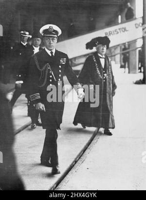 Le Prince de Galles ouvre l'extension du quai. Aujourd'hui, le Prince de Galles a procédé à l'ouverture de l'extension du Royal Edward Dock à Avonmouth. La photo montre:- le prince avec le Seigneur Mayer de Bristol inspectant le nouveau bras. 23 mai 1928. Banque D'Images