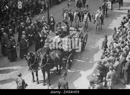 Proclamant le couronnement du roi. Avec des siècles de pompe et d'infanterie, la proclamation du couronnement du roi Edward VIII à l'abbaye de Westminster, le mercredi 12 mai 1937, a été lue à Londres à jour. La photo montre: Un point de vue général de la lecture de la proclamation à Temple Bar, Londres, par le Roi d'armes Clarencieux (M. W. Cochrane) à ce jour. 29 mai 1936. (Photo de Totopique Press). Banque D'Images