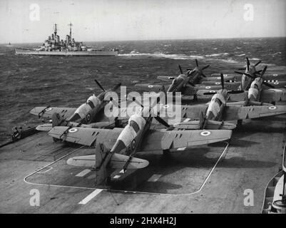 Carrier « Vengeance » hors de sa maison. Exercice de la flotte - Firefly et Sea Fury ligne le pont du porteur de la flotte légère de 13 190 tonnes HMS 'Vengeance' comme il a procédé à Gibraltar pour les exercices de la flotte domestique, septembre 1950. Il a été révélé le 14 septembre que du sable avait été découvert dans la version de filtre du système de lubrification alimentant la machine principale du transporteur lorsqu'elle était à portsmouth. Pendant que l'enquête sur l'incident se poursuivait, une seconde a été signalée après qu'elle ait été mise à plymouth. Cela concernait un mauvais réglage d'une soupape principale. Un porte-parole de l'Amirauté s'est référé soir Banque D'Images