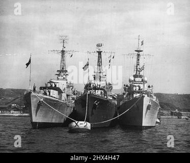 Les destroyers du Commonwealth - trois navires britanniques du Commonwealth qui ont soutenu le blocus de la Corée ravagée par la guerre se nouent dans un port japonais du sud après une longue période d'opérations dans les eaux coréennes. De gauche à droite, on trouve le destroyer australien HMAS Warramunga, le destroyer canadien NCSM Nootka et le destroyer britannique HMS Cockade. Les navires de guerre sont des unités de la Force de blocus et d'escorte des Nations Unies commandées par le contre-amiral Allan E.Smith, USN. 19 mai 1951. (Photo de la US Navy Photograph officielle). Banque D'Images