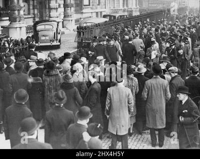 Une foule énorme attend T0 obtenir un aperçu du roi - à - BePhoto montre:- la foule qui a attendu aux portes du No. 145, Piccadilly, la maison du duc et de la duchesse de York, Qui sera roi et reine d'Angleterre demain 12 décembre. Le duc de York sera proclamé roi George VI À quatre points demain à Londres. Aujourd'hui, sa maison de Piccadilly était le centre d'attraction pour les foules énormes qui attendaient patiemment un aperçu du Roi - à être, la duchesse de York, qui sera la reine Elizabeth, et d'autres personnes importantes liées aux événements actuels. 04 janvier 1937. (Photo par la presse P associée Banque D'Images