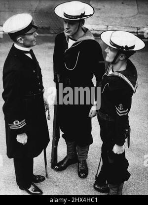 Garde navale - style 1903 -- avant le début du défilé du jubilé d'or à la R.N. Les casernes Portsmouth, trois de la garde navale dans leurs uniformes « anciens » peuvent être vus dans ce gros plan en tant que Lt. Commandant W.P. Ouerstre, des îles Anglo-Normandes, parle au Matan E. Roberts d'Otley (Yworks) et au Matelot de 1re classe W. Healey de Birmingham. Prenant part au défilé du jubilé d'or à la caserne navale royale, Portsmouth aujourd'hui est un garde naval portant l'uniforme d'il y a un demi-siècle. Ils commémoreront la scène le 30th 1903 septembre, lorsque 4 000 officiers et hommes ont défilé de l'ancien depo Banque D'Images