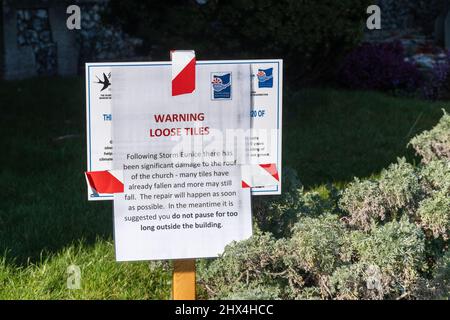Avis d'avertissement de tuiles de toit desserrées en raison de dommages causés par Storm Eunice en février 2022 à l'extérieur de All Saints Church, Alton, Hampshire, Angleterre, Royaume-Uni Banque D'Images