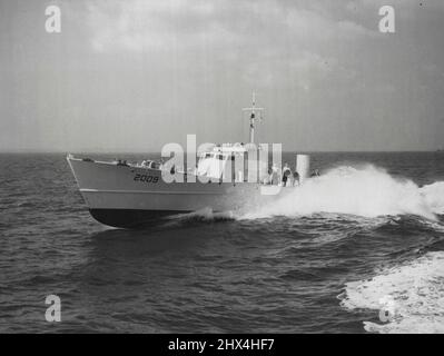 Premier navire à turbine navale -- le premier navire à être propulsé en mer par une turbine à gaz, M.T.B. 2009 de la Royal Navy, est vu pendant ses épreuves dans le Solent. L'application marine de la turbine à gaz élimine les vibrations et certains autres inconvénients du moteur à combustion interne alternatif classique. 08 janvier 1948. Banque D'Images