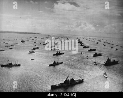 La Grande Armada - une vue aérienne de la Grande Armada que le yacht royal (deuxième en partant du haut) vole entre les lignes de navires de guerre. À droite se trouvent une ligne de porte-avions britanniques et du commonwealth.au centre, à partir du bas, se trouvent le croiseur américain Baltimore; Le croiseur français Montcalm, le croiseur russe Sverlov, le croiseur suédois Gota Lejon, le croiseur léger espagnol miguel de cervantes et le croiseur brésilien amiral Barroso. Près de 300 navires de guerre du Commonwealth britannique, britannique, Et 16 marines étrangères ont été massées à la pointe pour la revue navale du couronnement par la reine Elizabeth II aujourd'hui 15 juin. Juin Banque D'Images