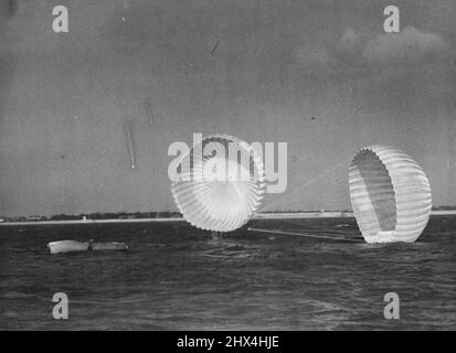 Bateaux de sauvetage aériens pour sauver la vie en mer: Démonstration pour la coordination de la sécurité à l'île de Wight.un canot de sauvetage aérien, déposé par un avion de Lancaster, descend vers la mer, soutenu par des parachutes pour ralentir son taux de chute. La valeur de cette méthode de sauvetage en mer est bien connue.des démonstrations pour la coordination de la sauvegarde de la vie en mer et dans l'air ont été données à l'île de Wight, ici, où des membres du Comité international d'experts dans les domaines de l'aviation, du transport maritime, des télécommunications, Et la météorologie, qui se réunit maintenant à Londres pour réfléchir à ce que sont les arrangements spéciaux Banque D'Images