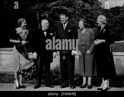 Churchill avec le roi, Reine du Danemark - de gauche à droite, dans le jardin du château de Fredensborg, à 30 miles de Copenhague, sont ; la reine Ingrid, M. Winston Churchill, le roi Frederick, La Reine Alexandrine, Dowager, et Mme Churchill, octobre 10. Les invités du Churchill du mouvement de résistance danois, séjournent au château avec le roi et la reine du Danemark, au cours de leur visite de trois jours. 11 octobre 1950. (Photo de la presse à l'association). Banque D'Images