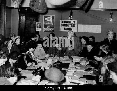 Mme Churchill Briefs Winston's aide - Mme Churchill s'adressant aux aidants lors de sa visite dans les salles du comité de son mari. Mme Churchill, épouse du chef du Parti conservateur Winston Churchill, candidate à l'élection générale dans cette circonscription d'Essex, a visité les salles du comité du parti à la Maison Snaresbrook, ici, où environ une centaine de femmes aident leur chef à faire campagne. 07 février 1950. (Photo de Planet News Ltd.). Banque D'Images