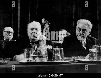 Churchill se concentre sur les Inaugurates de l'Union européenne Congrès de la Haye.The Hague - la fumée des boucles de la graisse de cigare de Winston Churchill, assis derrière la carafe à eau et les verres, Apparemment, il se concentre sur le discours qu'il devait prononcer à la réunion inaugurale du Congrès de l'Europe dans le hall des chevaliers dans la capitale néerlandaise avec lui est l'ancien premier ministre socialiste de France, M. Paul Ramadier.Churchill a été acclamé par les délégués de 23 nations, y compris les 16 dans le Plan Marshall - quand il a appelé à la création immédiate d'une Assemblée européenne et a demandé: "Hall tant de millions de Banque D'Images