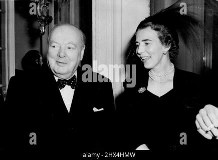 Anniversaire de Winston sourire - le sourire d'anniversaire de MR. Winston Churchill en 75th quand il était des photos au déjeuner avec la reine Ingrid de Demark. M. Winston Churchill, qui célèbre son anniversaire de 75th, a été invité d'honneur lors d'un déjeuner donné à l'ambassade du Danemark, rue Pont, Londres, à ce jour (mercredi). Le roi et la reine du Danemark, actuellement en visite en Angleterre, et M. Clement Attlee, premier ministre britannique, étaient présents. 30 novembre 1949. (Photo de Reuterphoto). Banque D'Images