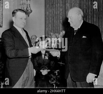 Winston reçoit le chèque anniversaire. Un autre incident agréable lors d'un anniversaire extrêmement chargé de 80th ans - le premier ministre britannique Sir Winston Churchill reçoit un chèque d'anniversaire de Lord ***** Au n° 10, Downing Street, Londres, à jour (mardi). Lord Moynihan a fait la présentation en tant que trésorier du Fonds national d'anniversaire, organisé pour honorer l'anniversaire du premier ministre en 80th. 30 novembre 1954. (Photo de Reuterphoto). Banque D'Images