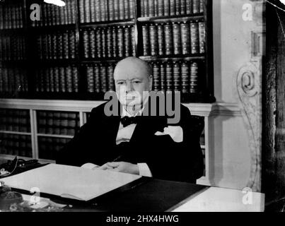 Sir Winston Churchill fête son anniversaire en 79th : un portrait spécialement posé de Sir Winston Churchill le Premier ministre, apprivoé dans la salle du Cabinet au 10 Downing St. SIM Winston célèbre son anniversaire en 79th, le lundi 30th novembre. Il quittera Londres pour la conférence des Bermudes le mardi 1st décembre. 27 novembre 1953. (Photo de Sport & General Press Agency Ltd.). Banque D'Images