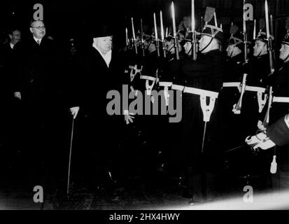 Churchill arrive à Paris. Les critiques honorent Guard. Le premier ministre britannique Winston Churchill passe en revue la garde d'honneur à la gare à son arrivée ici. En arrière-plan, de gauche à droite, on trouve Sir Oliver Harvey, ambassadeur britannique à Paris, le ministre britannique des Affaires étrangères Anthony Eden et le premier ministre français René Pleven. Eden accompagne Churchill lors de sa visite à Paris. Ils ont des entretiens avec les ministres français en vue de la prochaine visite de Churchill à Truman à Washington le mois prochain. 18 décembre 1951. Banque D'Images