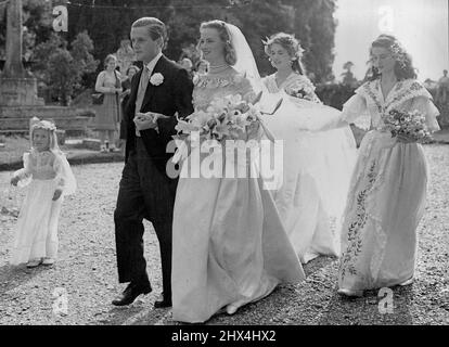 Fils Weds de Duff Cooper : Little Annabel Jones s'écarte de la retinue de mariage comme ils vont de la retinue de mariage comme ils vont de l'église aux voitures d'attente après le mariage de M. J.J. Cooper et Mlle A. Clifford aujourd'hui.le mariage de M. John Julius Cooper et de Mlle Anne Clifford a eu lieu aujourd'hui à ST. L'église d'Edward, guilde ford, surrey. Le marié est le fils du vicomte de Norwich, anciennement sir duff cooper, ancien ministre du cabinet et ambassadeur à Paris, et du vicomte de Norwich, qui était la dame Diana Manners, fille du duc de Rutland. La mariée est fille de l'honorable. Lit supplémentaire de protection Banque D'Images