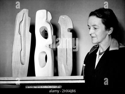 Achèvement de la sculpture internationale. Gagnante du prix £750, Mlle Barbra Hepwoth, de St. Ives, en Angleterre, avec son modèle primé, à la Tate Gallery aujourd'hui. Lors d'un aperçu de presse à la Galerie de Tate aujourd'hui, un jury international a annoncé le prix final - gagnants dans le Concours international de sculpture "le prisonnier politique inconnu". 16 mars 1953. (Photo de Fox photos). Banque D'Images